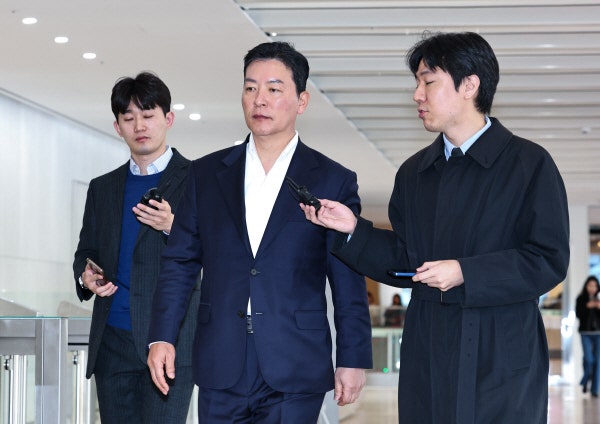 <b>김건희</b> '해군 <b>선상파티</b>' <b>의혹</b> 관련 김성훈 전 차장 특검 첫 출석