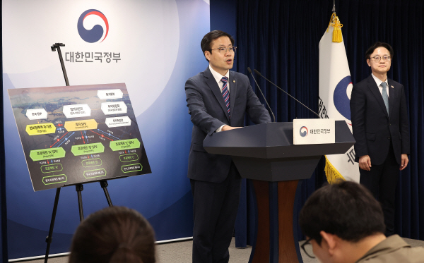 여한구 산업통상부 통상교섭본부장이 지난 14일 서울 종로구 정부서울청사에서 한미 관세협상 팩트시트 및 MOU 관련 브리핑을 하고 있다. 오른쪽은 김정관 산업통상부 장관. 연합뉴스