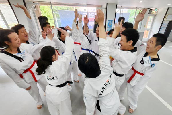   ´ ɻ縦 ģ  ڵ Բ ⻵ϰ ִ.