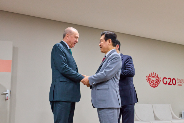 이재명 대통령이 22일(현지시간) 주요 20개국(G20) 정상회의가 열리는 남아프리카공화국 나스렉 엑스포센터에서 열린 한-믹타 정상회동에서 레제프 타이이프 에르도안 튀르키예 대통령