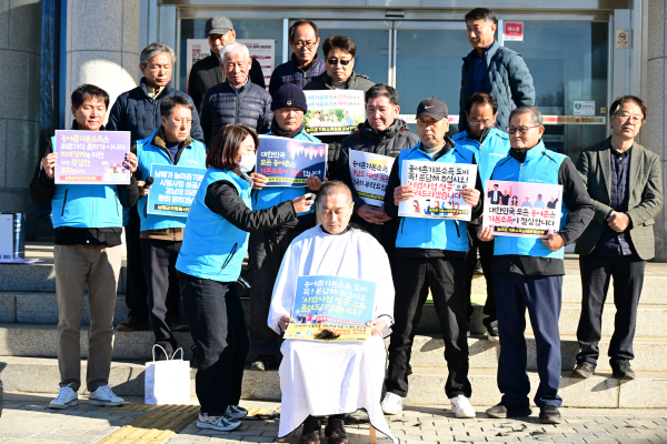 남해군 농어촌 기본소득 사업비 도비 복원을 호소하며 삭발식을 단행하는 류경완(더불어민주당·남해) 도의원.경남도의회 제공
