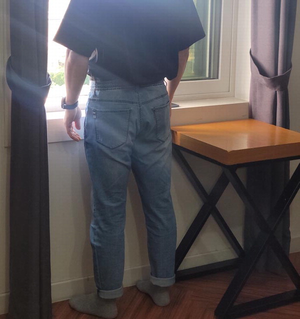 지난 7월 부산 한 숙박업소 창문을 통해 20대 남성이 추락해 숨지는 사건이 발생했다.사진은 해당 숙박업소의 모습.창대가 성인 골반 높이 정도다.독자 제공