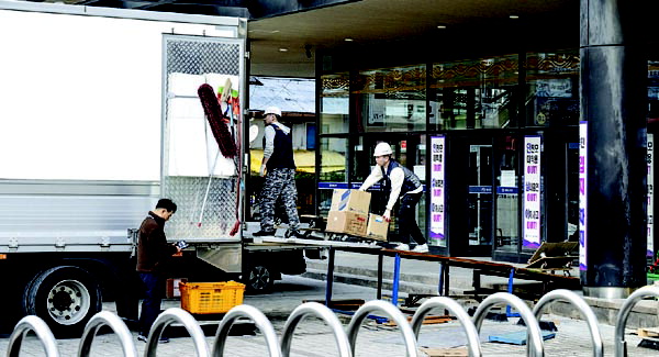 11일 동구 해양수산부 부산청사에서 이사업체 관계자들이 이삿짐을 옮기고 있다.전민철 기자 