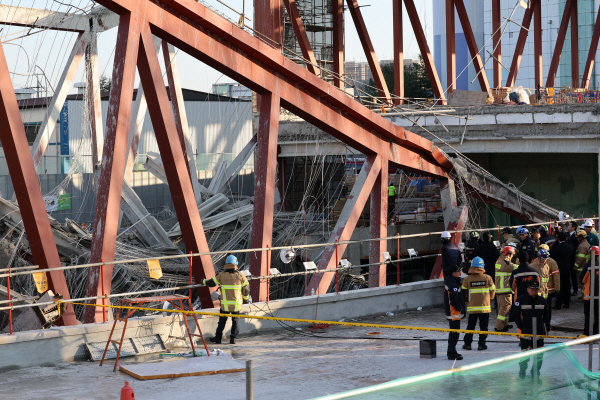 광주대표도서관 신축 공사장 붕괴 사고 이틀째인 12일 광주 재난안전대책본부 관계자들이 서구 치평동 붕괴 현장을 살펴보고 있다. 연합뉴스