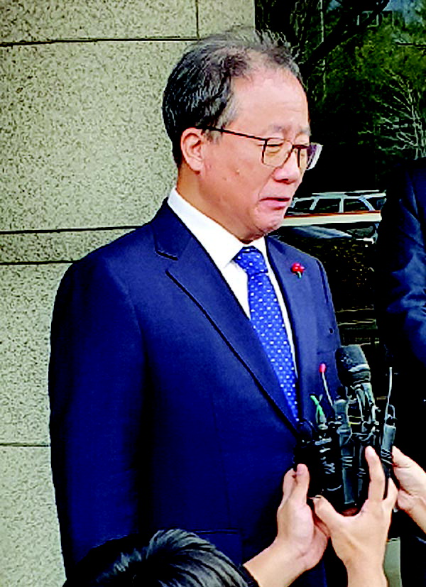 지난 12일 부산지법에서 1심 선고 직후 김석준 교육감이 향후 계획을 밝히고 있다.