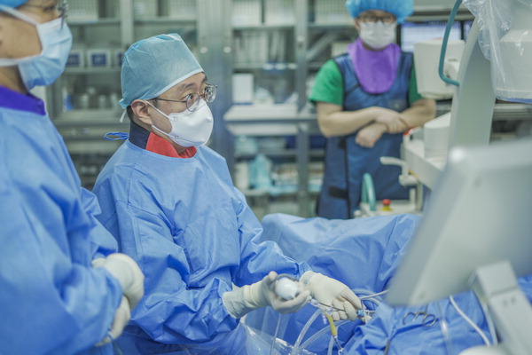 좋은삼선병원 이권경 과장이 고난도 결석 제거술을 시행하고 있다.좋은삼선병원 제공