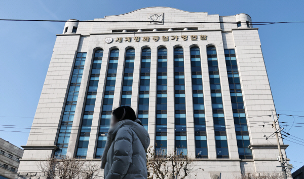 경찰이 정치권 인사들의 통일교 금품 수수 의혹과 관련해 첫 강제수사에 나선 15일 서울 용산구 세계평화통일가정연합 한국본부의 모습.연합뉴스