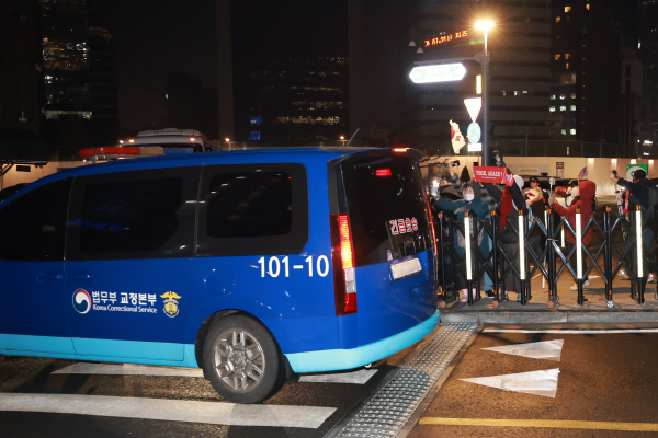 윤석열 전 대통령이 탑승한 호송차가 20일 민중기 특별검사팀 사무실이 마련된 서울 종로구 KT광화문빌딩에서 나오고 있다.