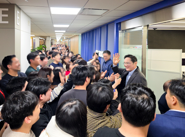 이재용 삼성전자 회장이 22일 삼성전자 화성캠퍼스를 방문해 임직원들과 인사를 나누고 있다.삼성전자 제공