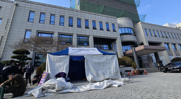 29일 민주노총 한국비정규직교수노동조합 부산대분회 노조원들이 부산대학 본부 앞에서 천막 농성 돌입을 위해 기자회견을 진행한 뒤 천막을 설치하고 있다.조성우 기자