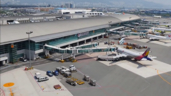 김해공항.