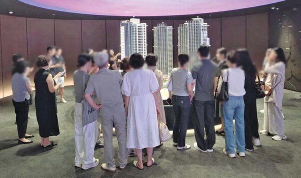 올해 분양한 부산지역 한 아파트 견본주택 모습.국제신문DB