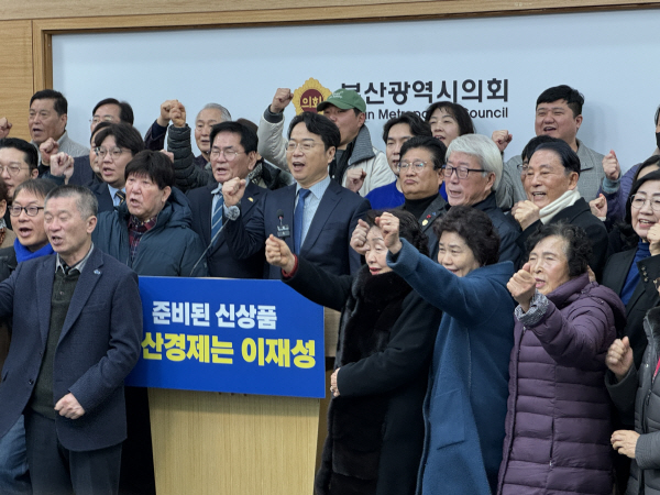 더불어민주당 이재성 전 부산시당위원장과 지지자들이 7일 부산시의회 브리핑룸에서 기자회견 전 구호를 외치고 있다. 박호걸 기자