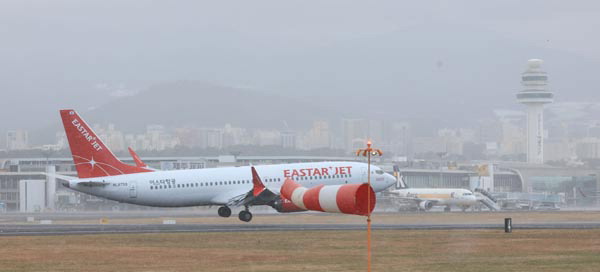 제주국제공항에 강풍특보와 급변풍특보가 내려진 11일 한 항공기가 공항 활주로에 힘겹게 착륙하고 있다.연합뉴스