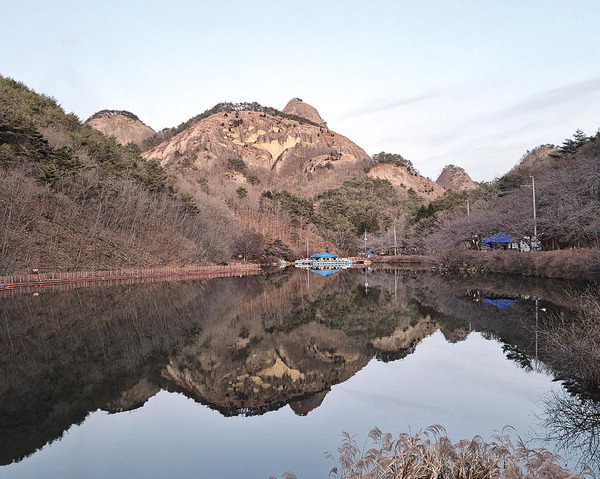 봉두암 암마이봉 나도산이 수면에 비치는 탑영제 반영.