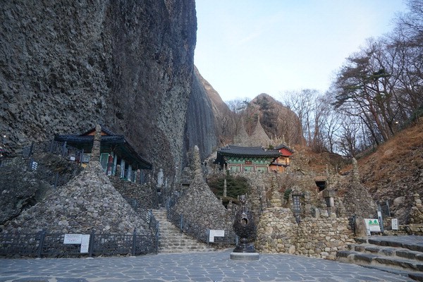 이갑룡 처사가 30년동안 쌓았다는 80기 돌탑이 있는 탑사.