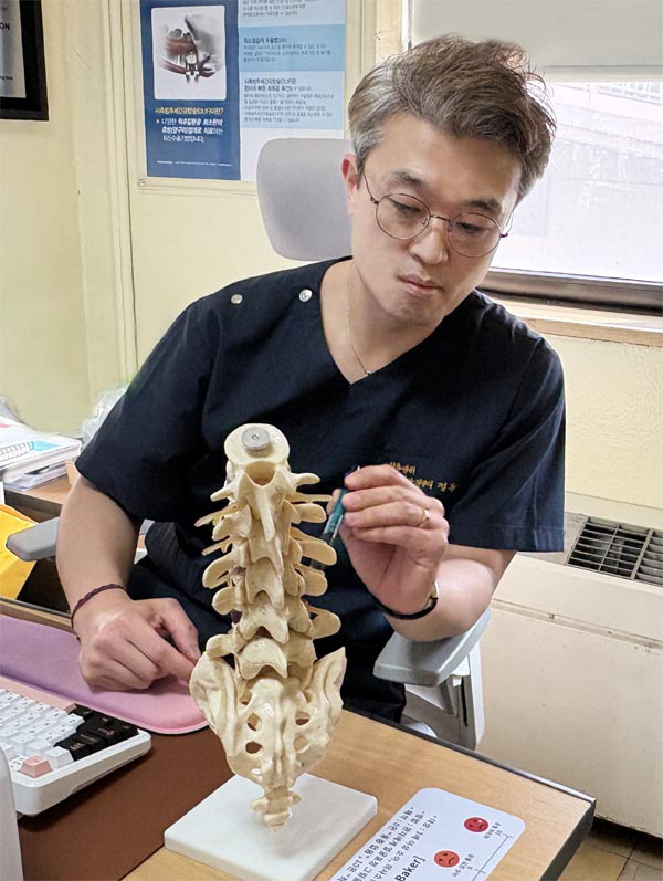 정동문 대동병원 척추센터 진료부장(신경외과 전문의)이 척추질환에 관해 설명하고 있다.대동병원 제공