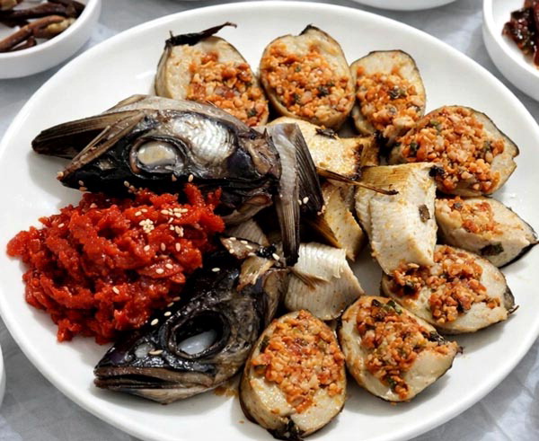 명태 속을 비우고 그 안에 돼지고기 숙추 배추 등을 넣어 숙성시킨 명태순대.속초시청 제공