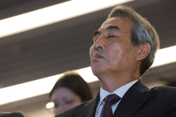 민중기 특별검사가 지난달 29일 서울 종로구 KT광화문빌딩 웨스트빌딩 브리핑실에서 열린 최종 브리핑에 참석해 있다.연합뉴스