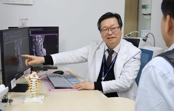 센텀종합병원 척추센터 표세영 교수가 경추 관련 질환에 관해 설명하고 있다.  센텀종합병원 제공
