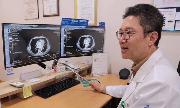 주영돈 좋은강안병원 진료부원장(종양혈액내과)이 검사 결과를 설명하고 있다.  좋은강안병원 제공