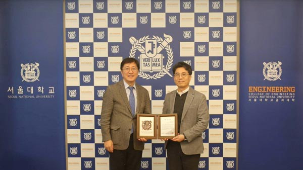 넥센타이어와 서울대 공과대학의 감사패 전달식 후 관계자들이 기념 촬영을 하고 있다. 넥센타이어 제공