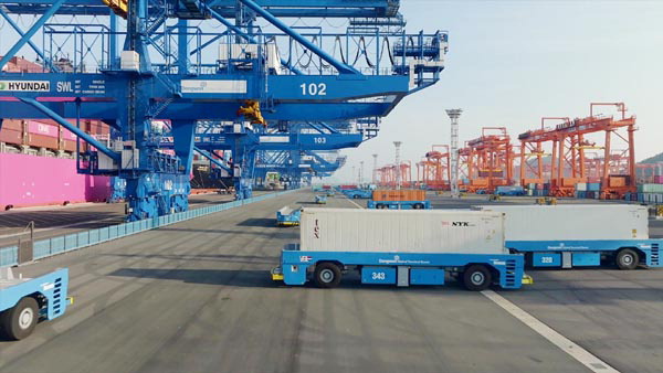 23일 국내 최초의 완전 자동화 항만인 부산항 신항 7부두에서 하역 작업이 이뤄지고 있다. 동원글로벌터미널부산·부산항만공사 제공