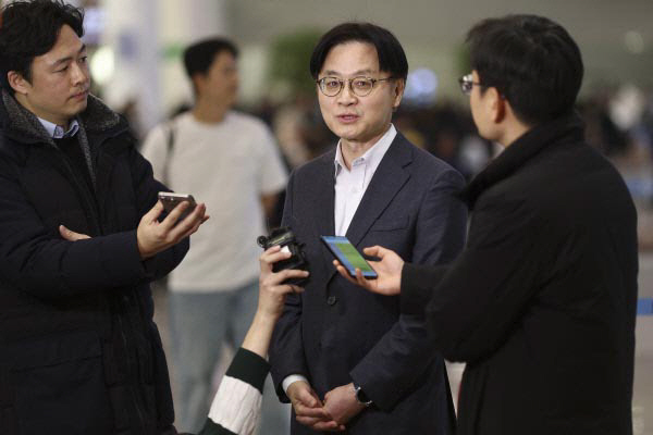 도널드 트럼프 미국 대통령의 대한국 관세 재인상 위협에 대응하기 위해 미국을 방문한 김정관 산업통상부 장관이 지난 1월 31일 인천공항을 통해 귀국하며 취재진 질문에 답하고 있다.