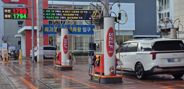정부의 석유 최고가격제 시행 첫날 부산 동래구 한 직영 주유소.가격 전광판이 보이는 가운데,한 운전자가 주유를 하기 위해 들어왔다.조성우 기자