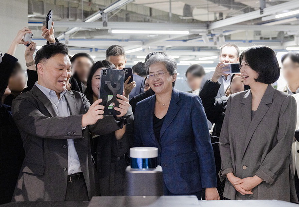 리사 수(가운데) AMD CEO가 지난 18일 네이버 제2사옥 1784를 둘러보고 있다.네이버 제공