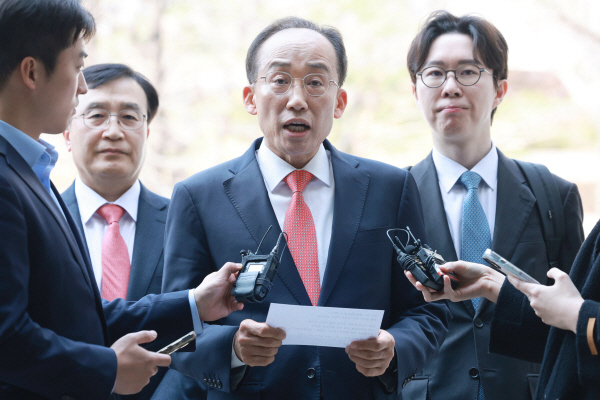 12·3 비상계엄 당시 국회의 계엄 해제 표결을 방해한 혐의로 기소된  국민의힘 추경호 의원이 25일 서울 서초구 서울중앙지방법원에서 열리는 첫 공판에 출석하며 입장을 밝히고 있다