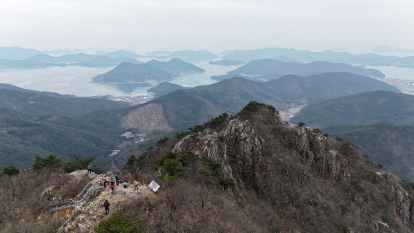 청마 유치환 선생 시심의 모태가 된 산방산 정상에 서면 사방팔방 조망이 훤히 열린다.남쪽으로 멀리 가왕도 매물도 소매물도,가까이 산달도 용초도 한산도 등 한려해상국립공원의 다도해 전경이 펼쳐진다.