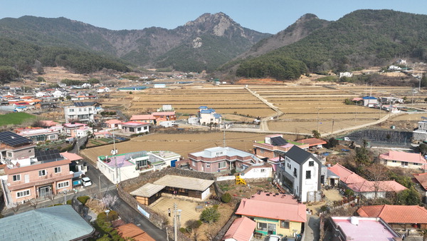 청마 생가 상공에서 드론으로 촬영한 생가·기념관과 산방산 전경.