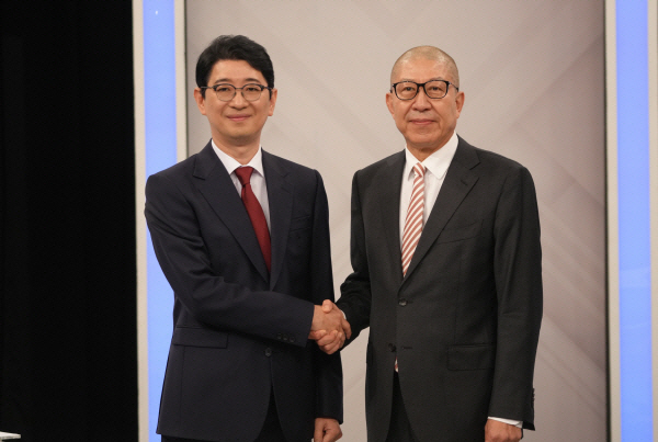 27일 국민의힘 부산시장 후보 경선 1차 TV토론회에서 주진우(해운대갑) 의원과 박형준 부산시장이 악수하고 있다. 주진우 경선 캠프 제공