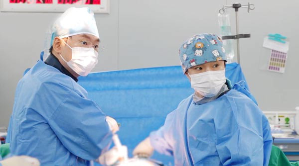 거인병원 척추센터 이지욱 과장 팀이 양방향 척추 내시경 수술을 진행하고 있다.거인병원 제공