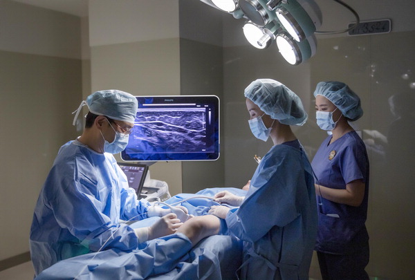 하지정맥류 치료의 골든타임은 합병증 전 2∼3단계가 권장된다.사진은 김병준 레다스 흉부외과의 수술 모습.김병준 레다스 흉부외과 제공