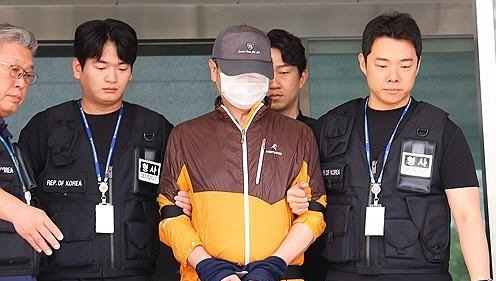 사제총기로 아들을 살해한 60대 A씨(사진 가운데). 연합뉴스