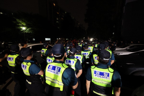 [속보] 경찰 ‘<b>잠실7동투표소 봉쇄</b>’ 시위대 해산 시작