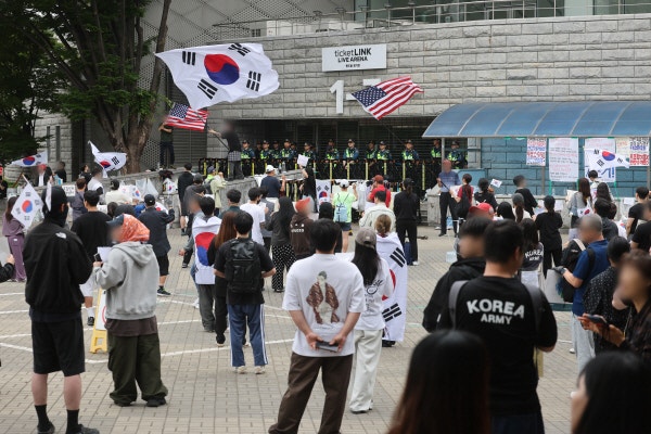 잠실 개표소 시위대 <b>핸드볼</b> 국가대표 선수 소지품 검사까지