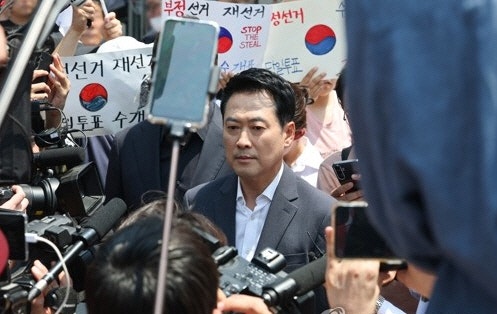 경찰 경고에도 체육단체 진입 못 해…<b>장동혁</b> 등 국힘 속속 도착