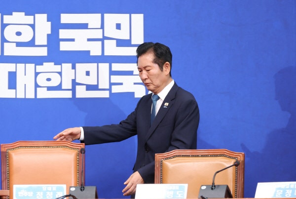 ‘연임 도전’ 정청래 당 대표직 사퇴…“李 지킬 사람은 자신”