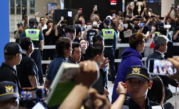 '졸전' 홍명보, 팬들 분노세례 받으며 한국 입국