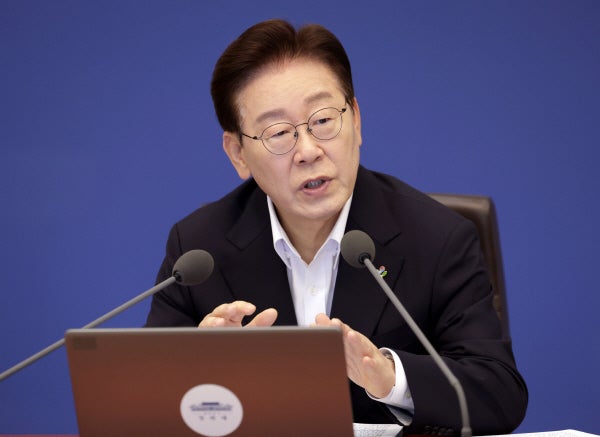 李대통령 공공 차량 2부제→5부제 완화에 “희생했는데 다 풀어라”