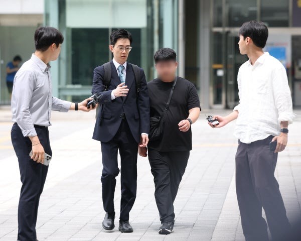 '잠실 개표소 시위' 경찰관 폭행한 20대 남성 2명 구속기로