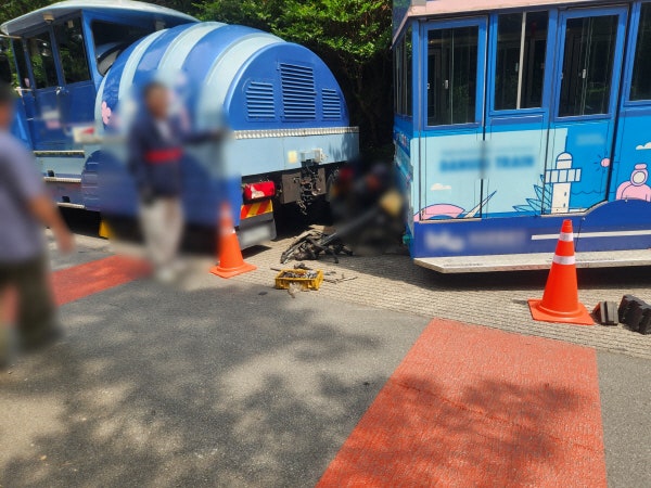 부산 태종대 다누비열차 3개월 만에 또 사고...승객 2명 부상