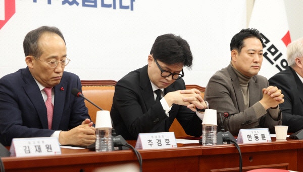 한동훈, 장동혁 가족상 조문…국힘 내부선 “불청객” 비판