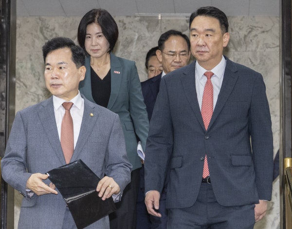“정점식 이리 와” 상임위 배정 두고 <b>권영진</b> 의원 <b>멱살잡이</b>까지
