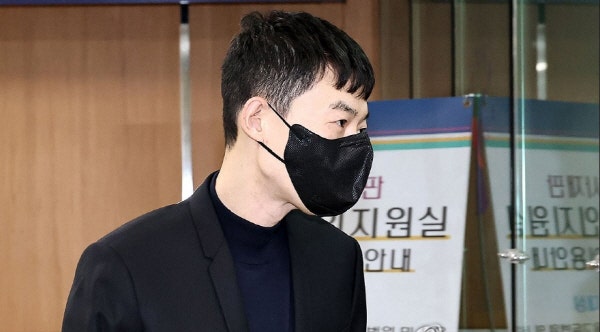 ‘수학 <b>문항 거래</b> 혐의’ 일타강사 <b>현우진</b>, 징역 1년 구형