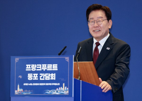 [속보] <b>이 대통령 지지율</b> 45.9% 취임 후 <b>최저</b>…증시 폭락·연임 개헌 논...
