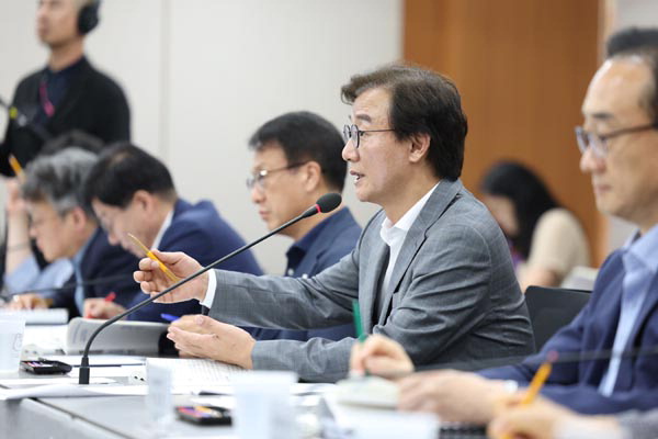 전재수 부산시장이 실국본부 시정 업무보고를 받고 있다. 국제신문DB